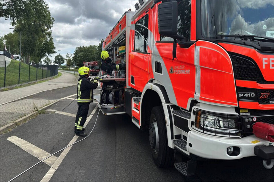 Um die Frau unter dem Laster versorgen zu können, musste der Technische Dienst der Feuerwehr alarmiert werden.