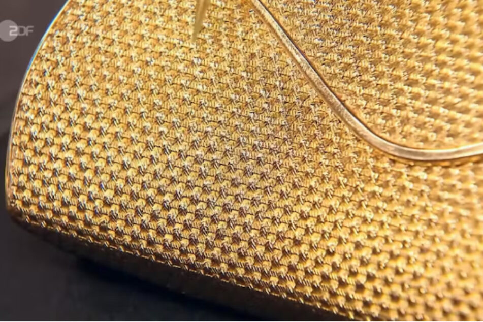 Die edle Damenhandtasche stammt genau wie das Zigarettenetui aus Italien und wurde ebenfalls aus 750er-Gold gefertigt.