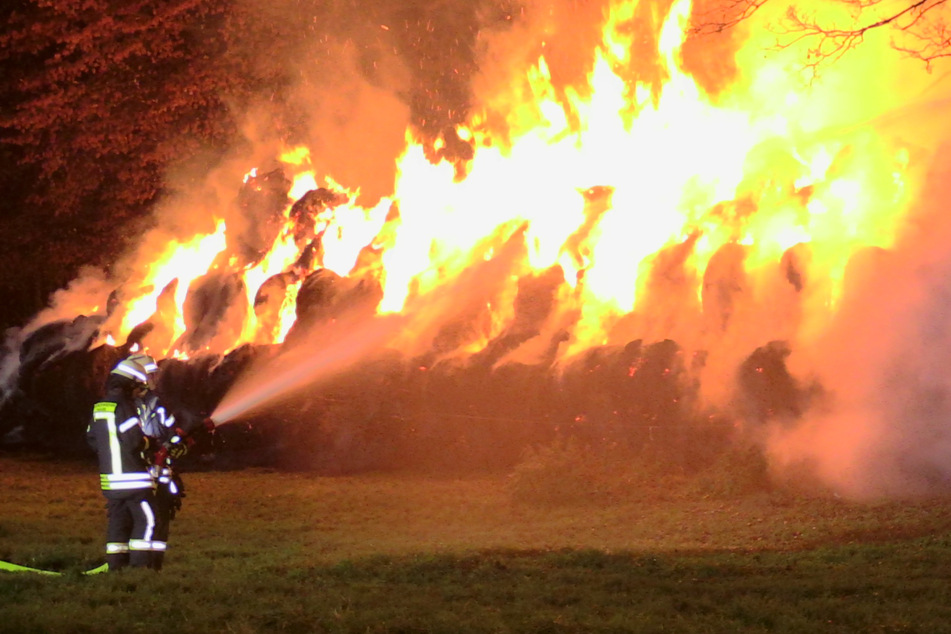Brennendes Strohlager in Haan: Polizei ermittelt wegen Brandstiftung!