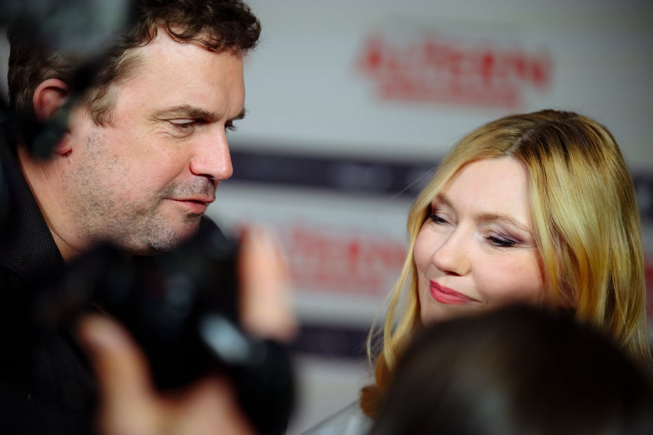 Sebastian Bezzel (54) kommt mit seiner Frau und Schauspielerin Johanna Christine Gehlen (55) auf den roten Teppich.