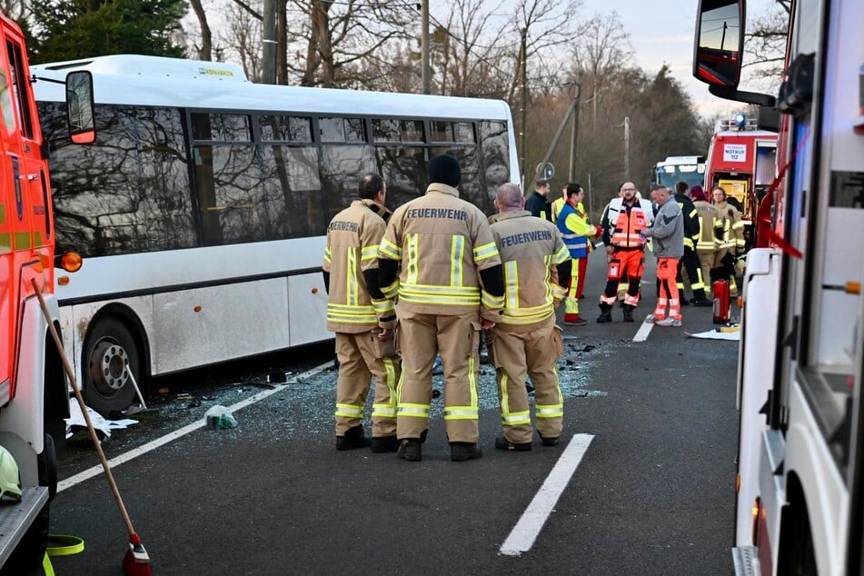 Aufgrund der Aufräumarbeiten war die S11 noch am Abend in beide Richtungen gesperrt.