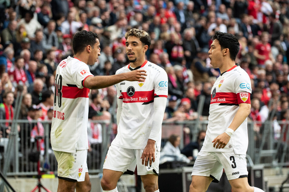 Was für ein Schwabenstart: Tiago Tomas (l.) jubelt nach seinem Tor zum 1:0 für den VfB mit seinen Teamkollegen Omar Marmoush (M.) und Wataru Endo.