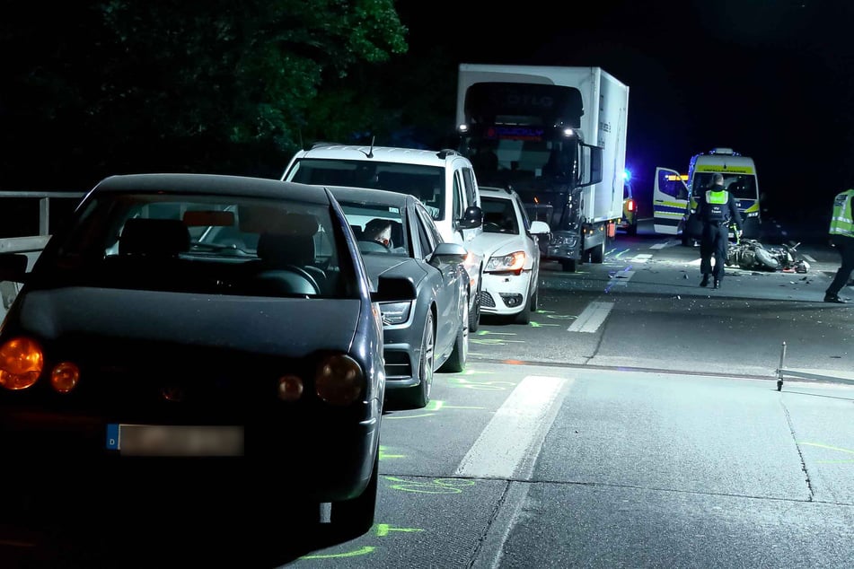 An dem Unfall in der Nacht zu Freitag waren mehrere Fahrzeuge beteiligt. Eine 19-jährige Autofahrerin wurde leicht verletzt.