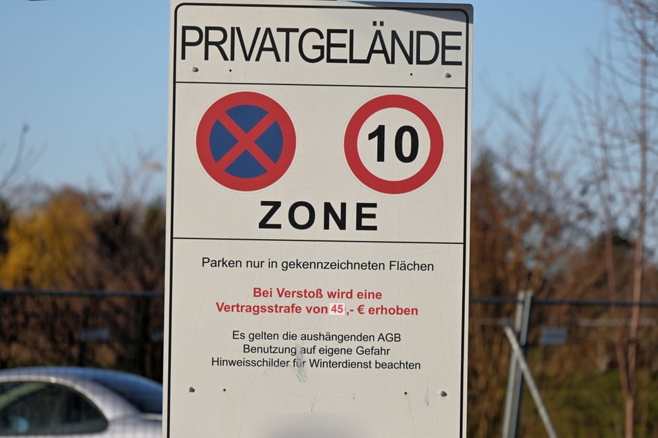 Wohl jeder Leipziger hat solche Schilder bereits auf Parkplätzen von Privatgrundstücken gesehen.