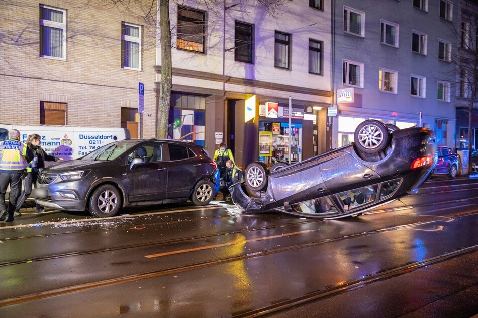Der Seat ist mit einem geparkten Opel zusammengestoßen und auf dem Dach liegen geblieben.
