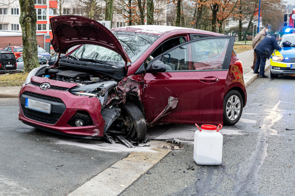 Tödlicher Unfall im Vogtland: Autofahrer kracht in Gegenverkehr