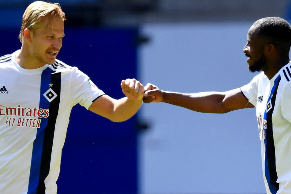David Kinsombi (rechts) bejubelt mit Joel Pohjanpalo sein Tor zum 3:2.