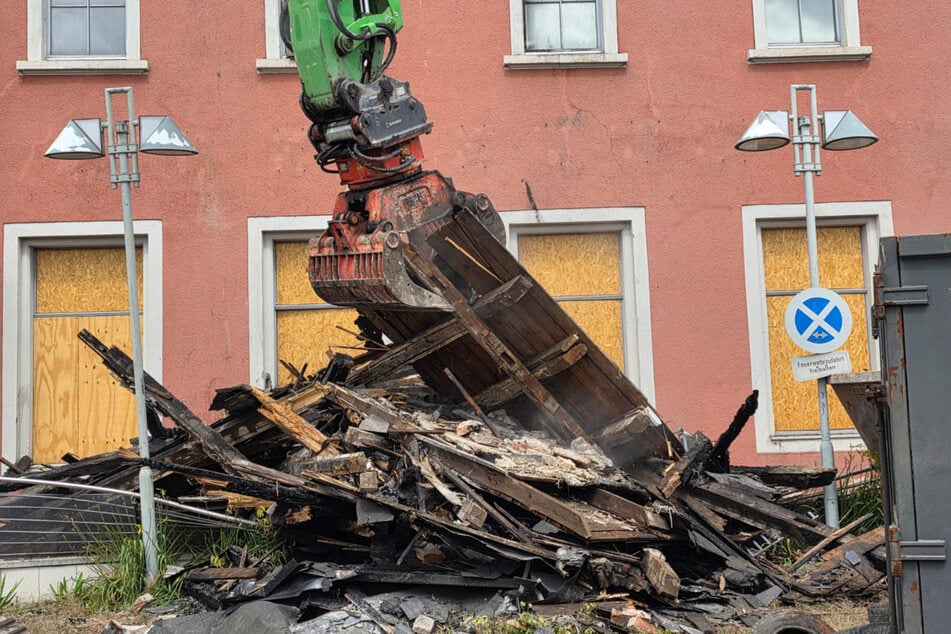 Stück für Stück werden Bretter und Schindeln abgetragen.