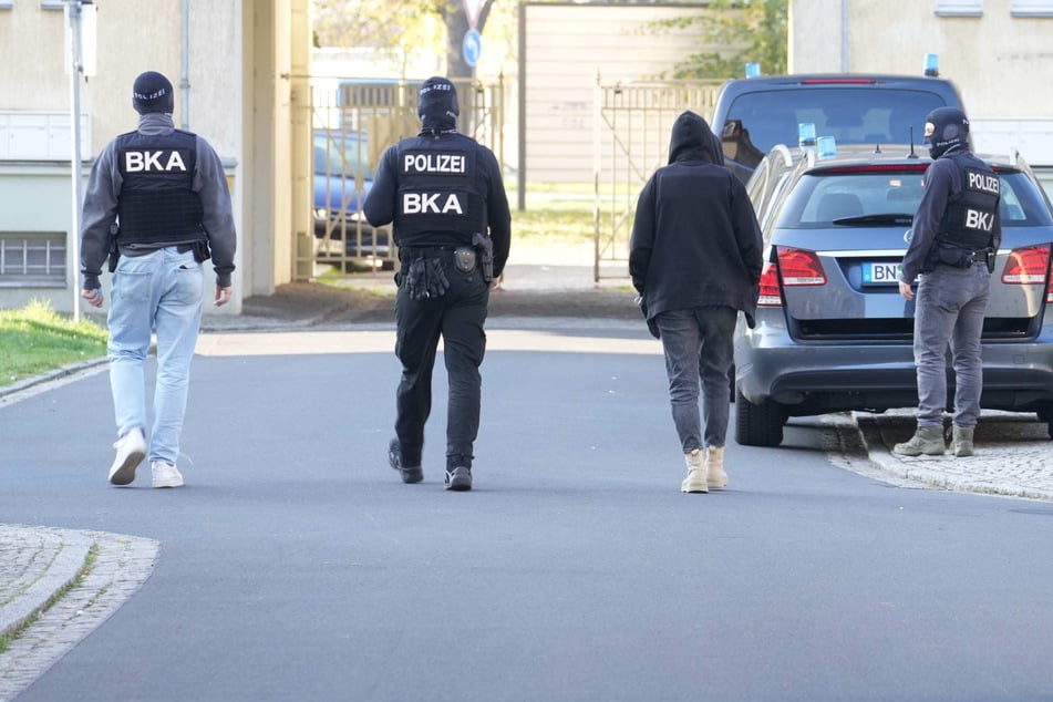 Sie planten einen gewaltsamen Umsturz: Nach Razzia bei Nazi-Bande auch AfD-Politiker in Haft