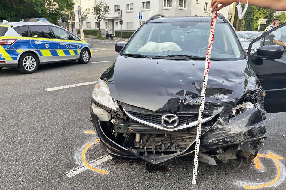 Der Mazda wurde bei dem Unfall in Hilden stark beschädigt und musste abgeschleppt werden.