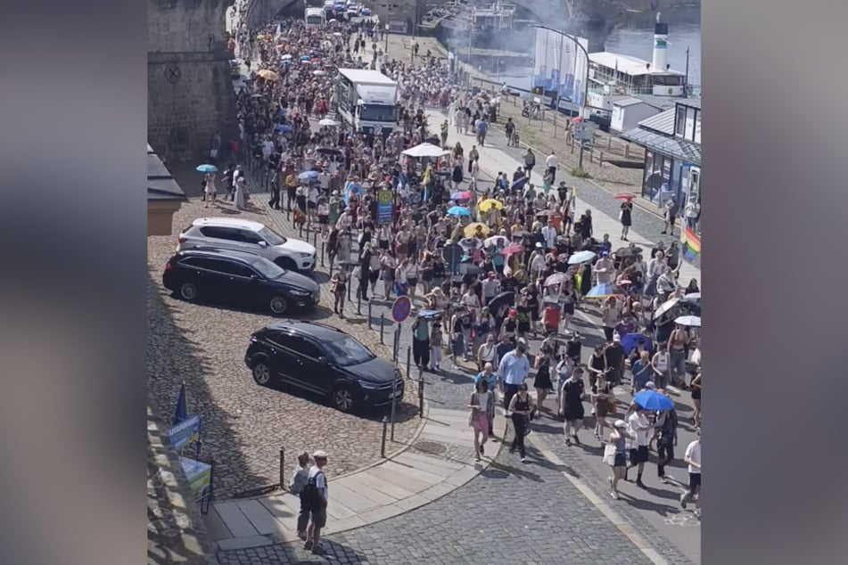 Die zahlreichen Teilnehmer der Queer Pride liefen über das Terrassenufer in Richtung Sachsenplatz.