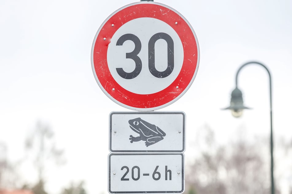 Ein Tempo-30-Schild am Rand der Dresdner Heide - der NABU bittet Autofahrer, an solchen Stellen noch langsamer als 30 km/h zu fahren.