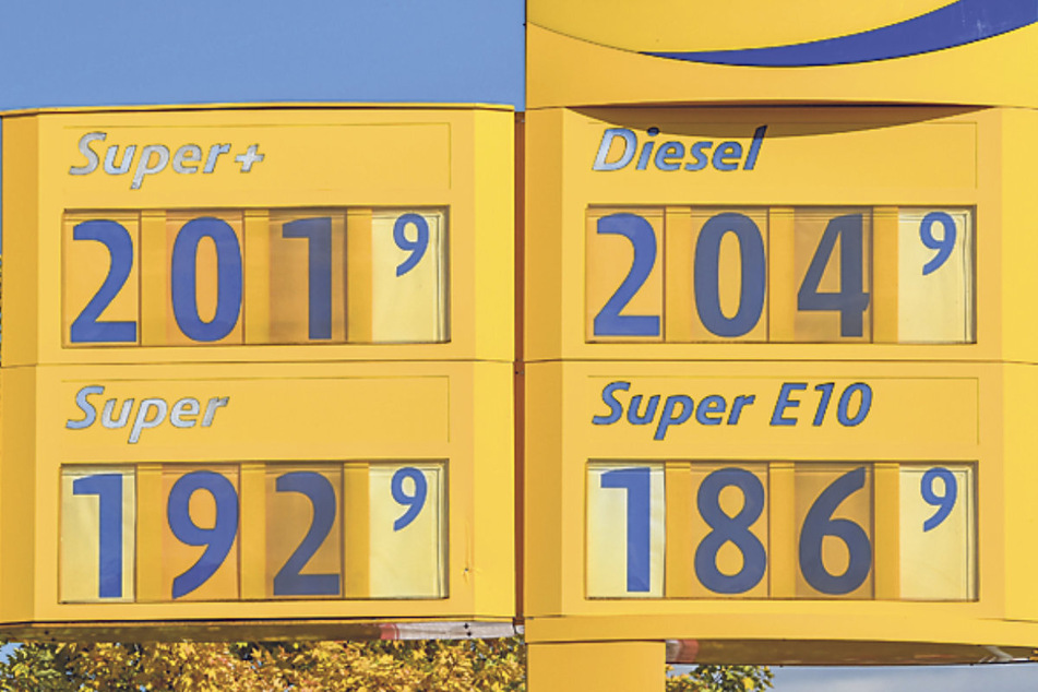 Super bei 1,92 Euro und Diesel bei 2,04 Euro - teuer im Vergleich zu den Preisen vor einem Jahr - aber "moderat", wenn man noch die Prognosen beim Auslaufen des Tankrabatts im Hinterkopf hat.