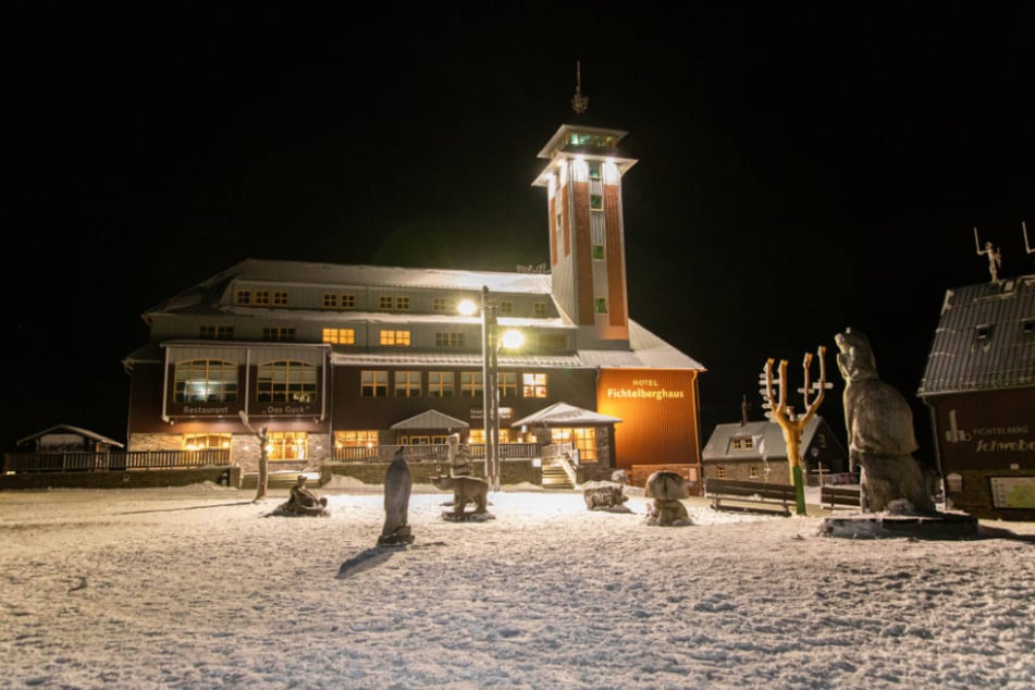 Verschneites Fichtelberghaus: Die Vorbereitungen laufen, die Saison soll am dritten Adventswochenende starten.