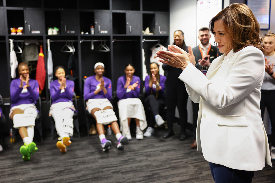 VP Kamala Harris (r.) made a speech in the Phoenix Mercury locker room.