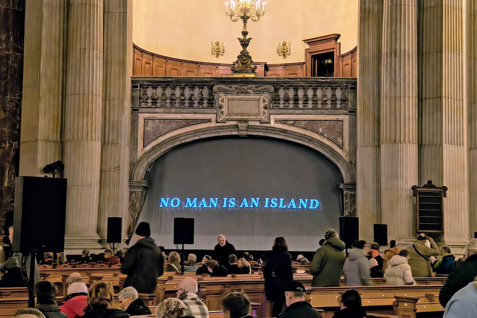 John Donnes Credo "No Man is an Island" (übersetzt: Niemand ist eine Insel) bedeutet, dass Menschen von Natur aus soziale Wesen sind und nicht isoliert leben können.
