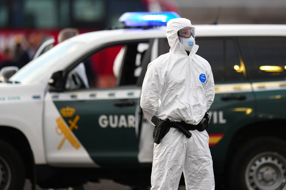 Das Virus-Schiff legte am Hafen von Teneriffa an – dort wurden Sicherheitsvorkehrungen getroffen, um weitere Ansteckungen zu verhindern. Ein Polizist der Guardia Civil trug Schutzkleidung und Maske.