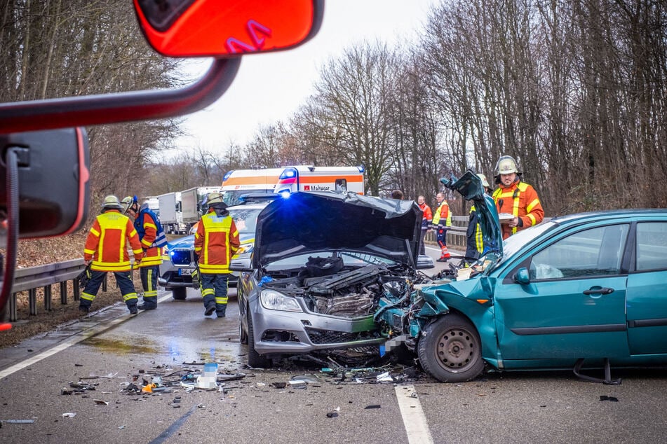 Auf der Straße entstand ein Trümmerfeld.
