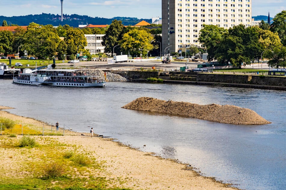 Ein Schutthaufen in der Elbe erinnert noch an den Abriss der Carolabrücke.