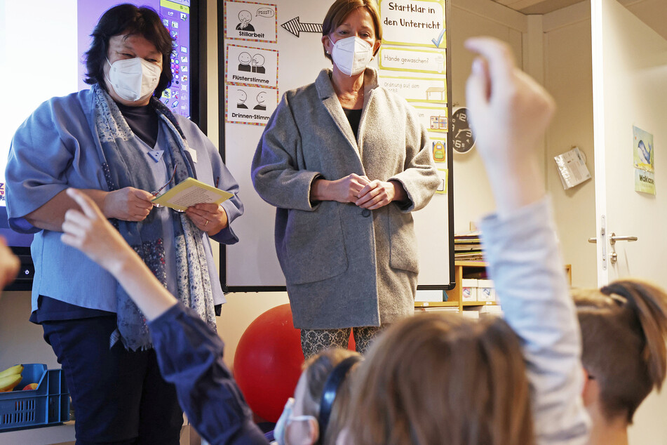 NRW-Schulministerin Yvonne Gebauer (55, FDP) besuchte die Kinder einer Grundschule, die seit der Flut-Katastrophe in Containern unterrichtet werden.