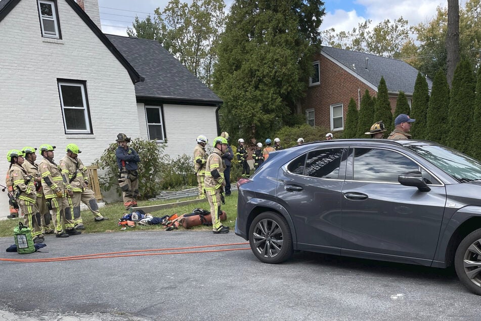 Die Feuerwehr rückte mit ordentlich Manpower an, um den abgestürzten Mann aus seiner misslichen Lage zu befreien.