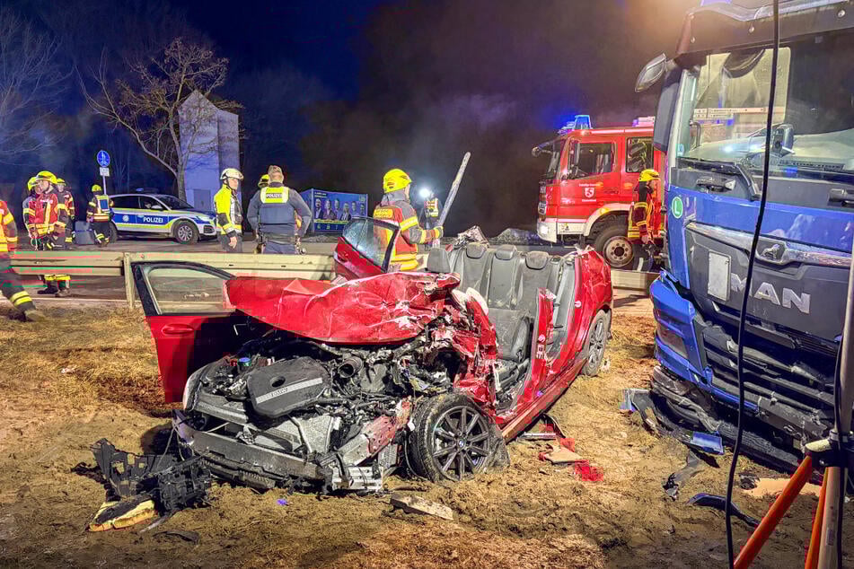 Bei einem schweren Frontalunfall im Bereich Kümmersbruck wurde eine Autofahrerin lebensgefährlich verletzt.