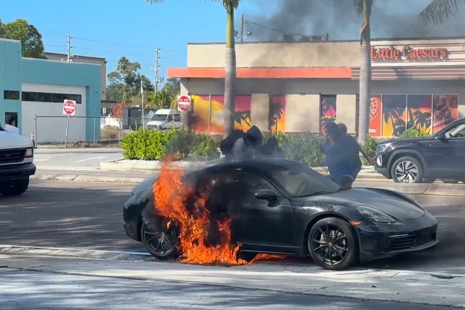 Die mutigen Männer holten den Rentner aus dem Feuer-Porsche.