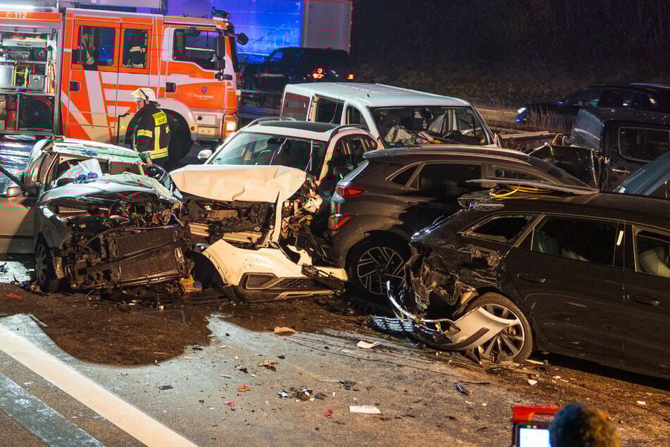 Bei der Massenkarambolage wurden insgesamt 13 Menschen verletzt.