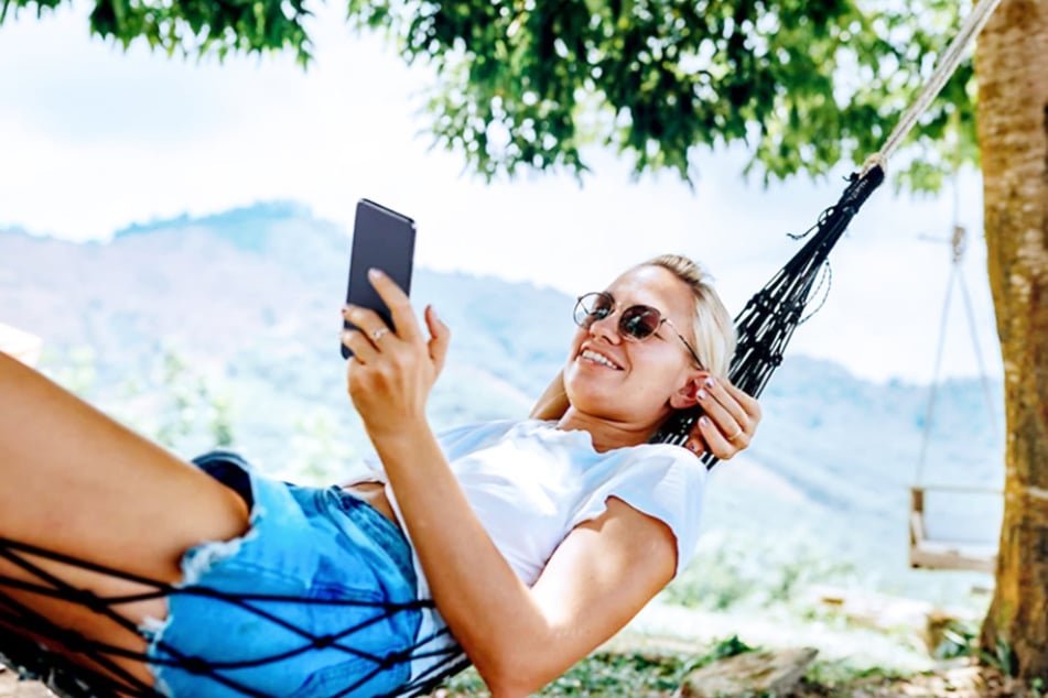 Urlaub ohne Kostenfalle: Prüft vor der Reise, was im entsprechenden Reiseland gilt und nutzt das Smartphone sorgenfrei.