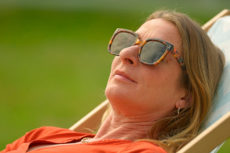 Carla (Maria Fuchs, 50) hat einen erotischen Traum mit Simon.