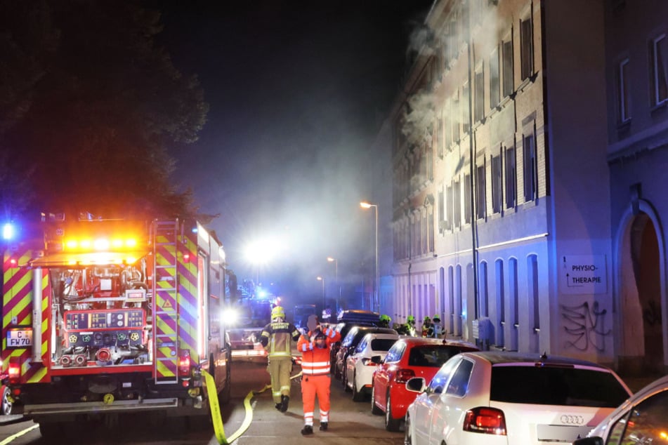 Aus mehreren Fenstern im zweiten Obergeschoss drang Rauch.