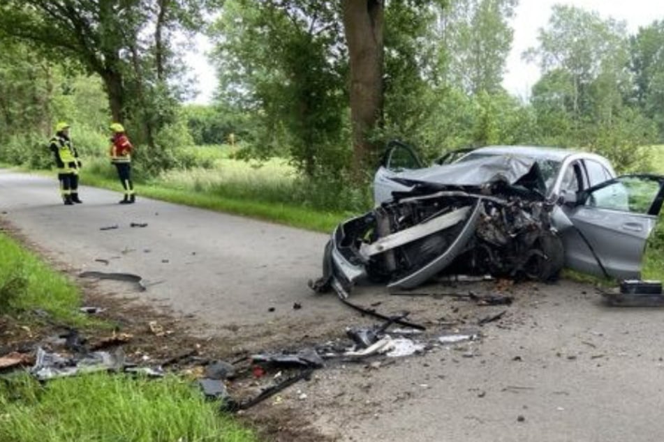 Frontal-Crash gegen Baum: Rentner (83) schwer verletzt, Hubschrauber im Einsatz