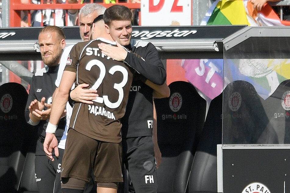 Bei letzten Saisonspiel am 28. Mai verabschiedete Trainer Fabian Hürzeler (30) seinen Spieler Leart Paqarada, der zur neuen Saison zum Bundesligisten 1.FC Köln wechselt.