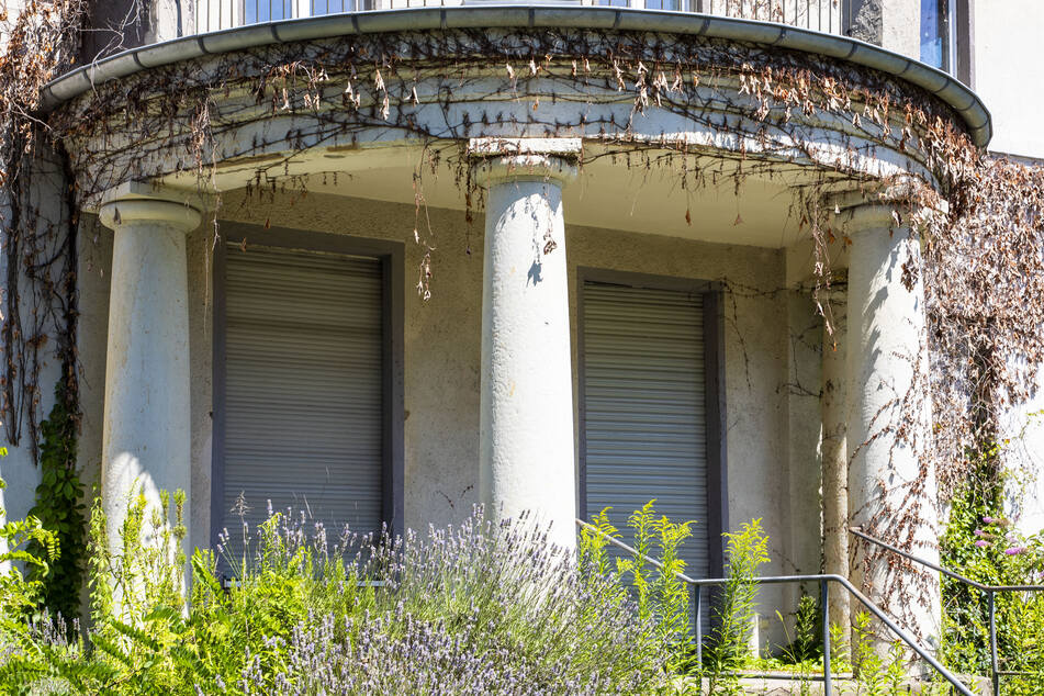 Markant ist vor allem der halbrunde Balkonvorbau auf Säulen.