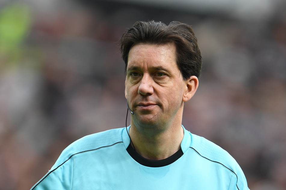 Manuel Gräfe (47) darf in der nächsten Saison keine Spiele mehr pfeifen.