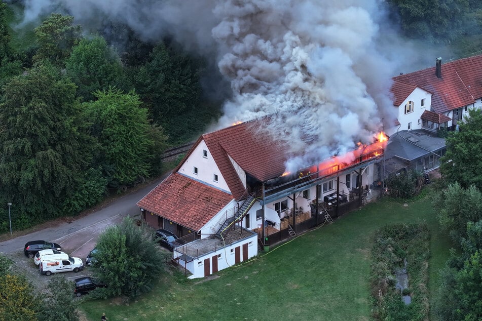 Zuerst entwickelte sich starker Rauch, kurze Zeit später standen Teile des Hauses in Vollbrand.