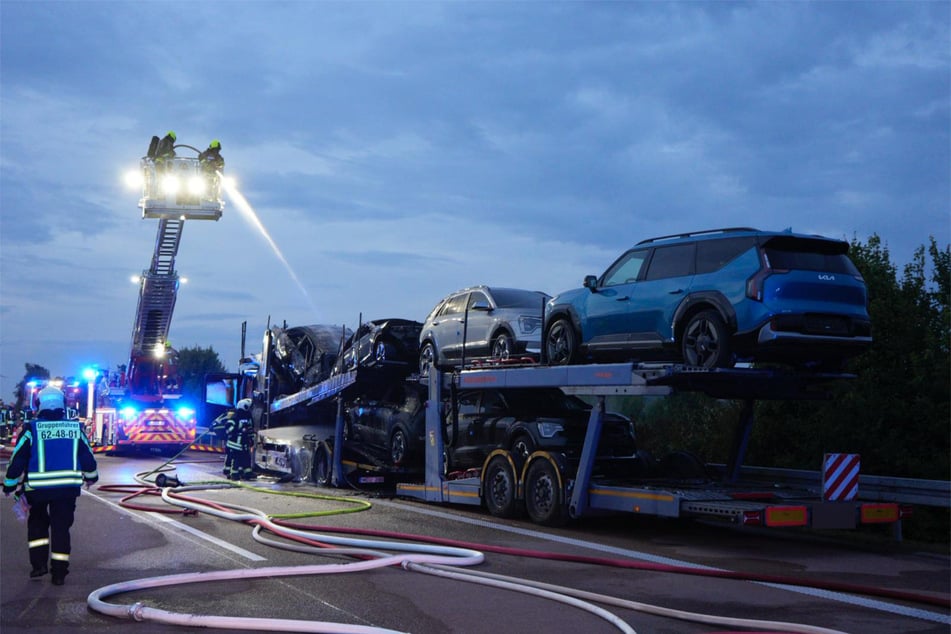 Kameraden von mehreren Feuerwehren rückten aus, um den Brand unter Kontrolle zu bringen.