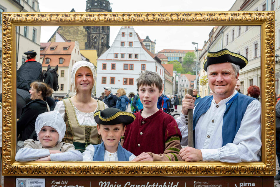 In der Pirnaer Altstadt findet das Malerfest zu Ehren des venezianischen Malers Canaletto statt.