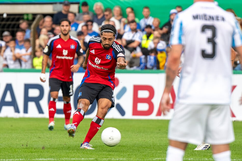 Rein ins Glück! Immanuel Pherai erzielt das Tor 1:0 für den Hamburger SV.