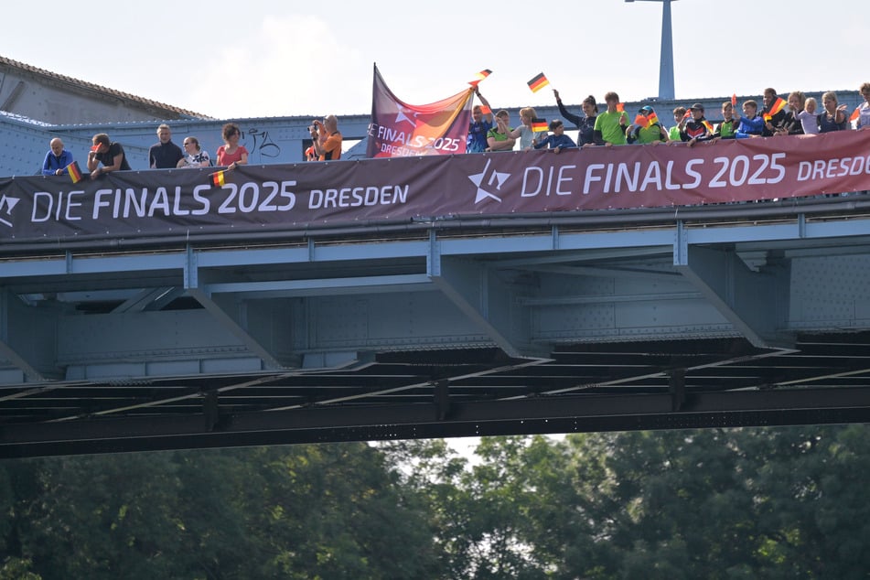Es geht los: mit Fahnen, Bannern und Flaggen.