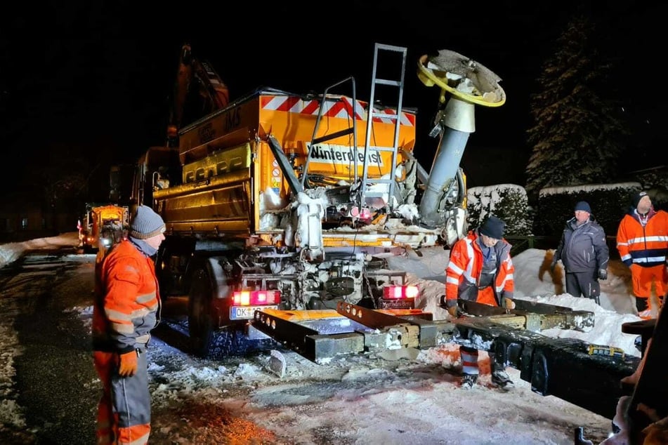 Während der Fahrt lösten sich zwei Reifen des Winterdienst-Fahrzeugs ab!
