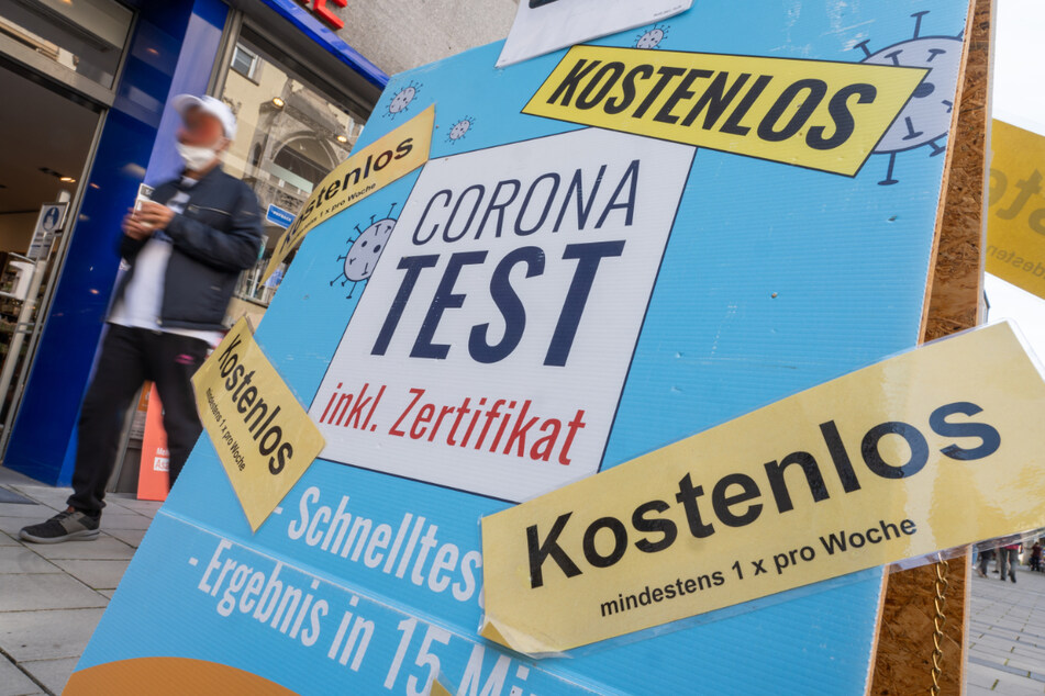 Wer nicht geimpft ist und trotzdem in Clubs, Kinos oder Theater gehen möchte, muss sich in Zukunft kostenpflichtig vorher testen lassen. (Symbolfoto)