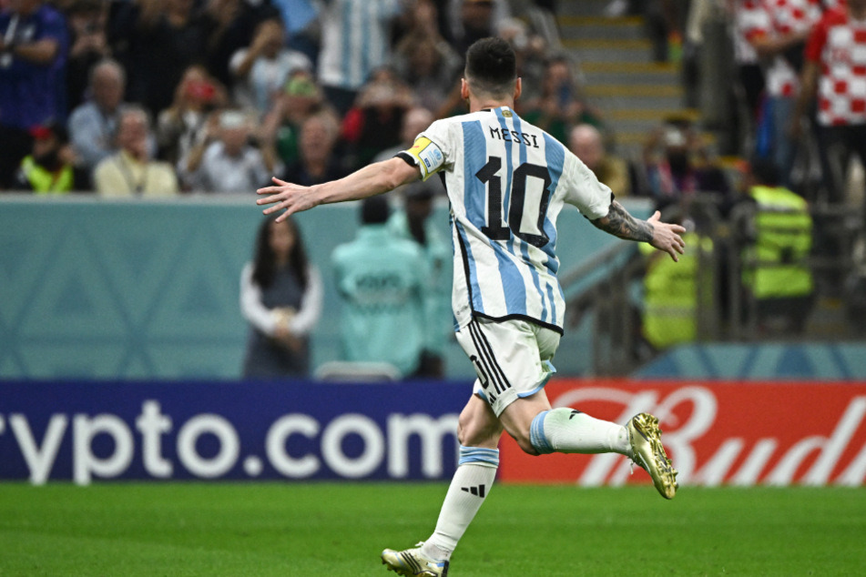 Lionel Messi trifft per Elfmeter zum 1:0 für Argentinien.