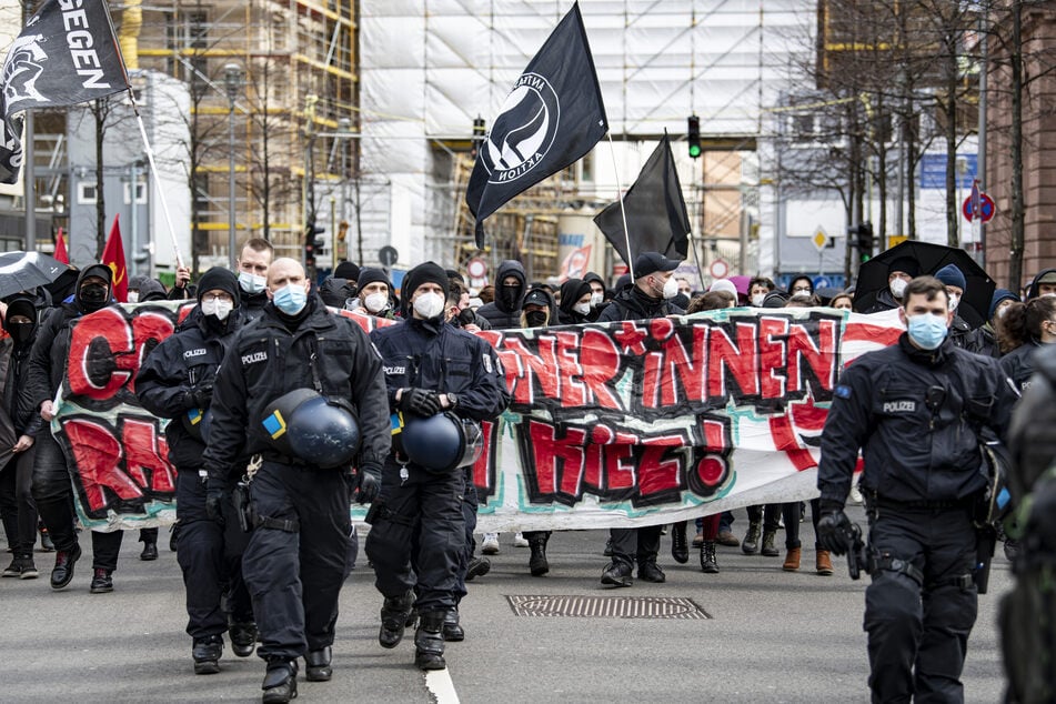Etwa 150 bis 200 Menschen versammelten sich zu Gegenprotesten.