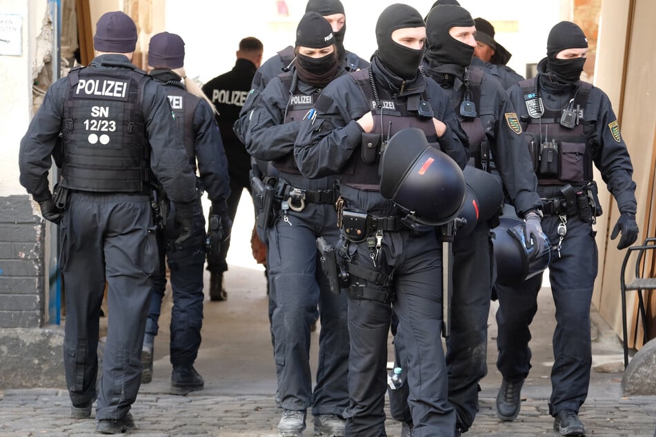 250 Einsatzkräfte waren am Freitag an der Razzia gegen 43 Aue-Chaoten beteiligt.