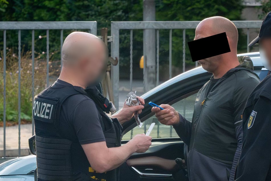 Skoda-Fahrer hat's an Grenze eilig und rast Polizei davon