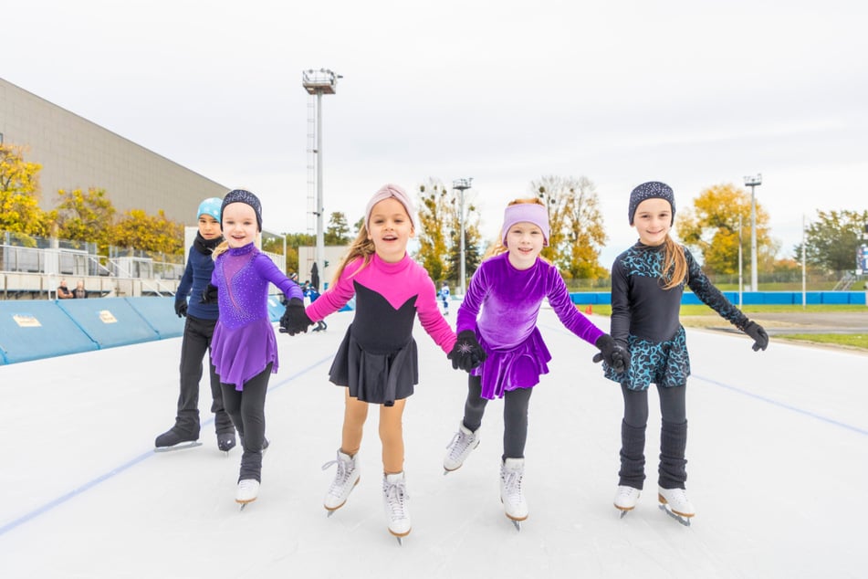 Samira (5, v.l.), Phelina (6), Elfie (5), Liara (5) und Charlotte (5) sind Nesthäkchen der Dresdner Eiskunstlauf-Mannschaft und durften gestern das Eis-Oval eröffnen.