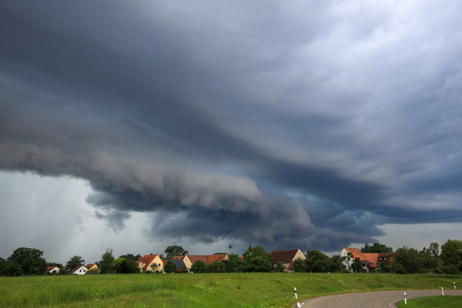 Vereinzelt können sich am Sonntag Gewitter bilden. (Archivbild)