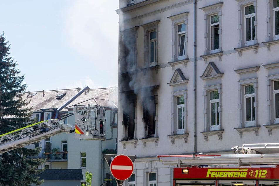 Dunkle Flammen schossen aus den Fenstern, die Hauswand ist teilweise verkohlt! In Döbeln brannte am Donnerstag ein Mehrfamilienhaus.