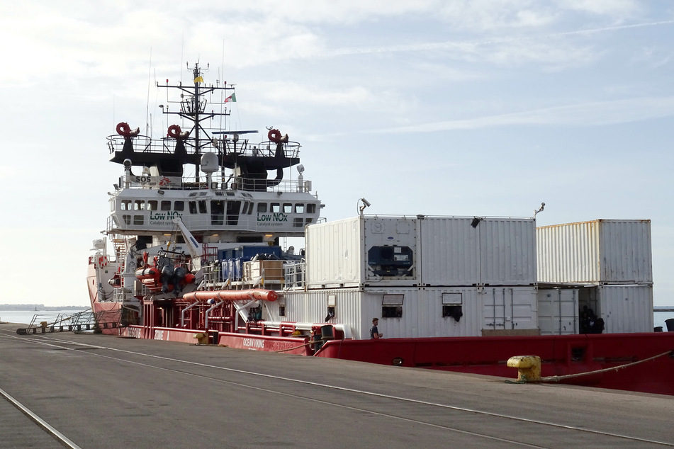 Hier liegt das Rettungsschiff im Hafen der italienischen Stadt Tarent, aktuell wartet es auf eine neue Anlegestelle.
